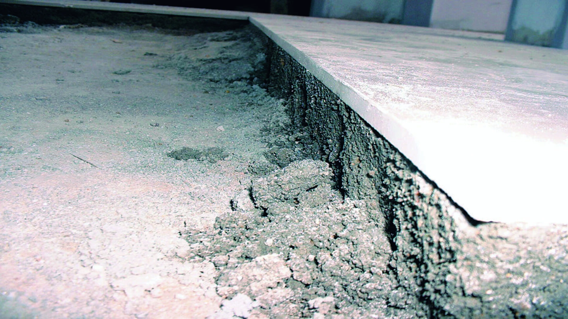 using traditional mortar leveling at the same time
